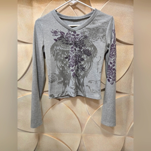 Tops - Women's Graphic Long Sleeve Crop Top Size Large Gray